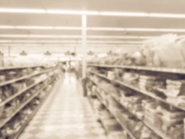 Imagem filtrada fundo borrado corredores e prateleiras no supermercado asiático nos EUA — Fotografia de Stock