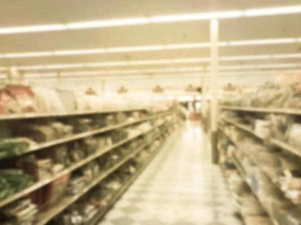 Imagem filtrada fundo borrado corredores e prateleiras no supermercado asiático nos EUA — Fotografia de Stock