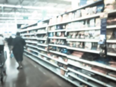 Filtrelenmiş görüntü bulanık arka plan çeşitli müşteriler Usa 'daki bakkallarda şeker stokluyorlar