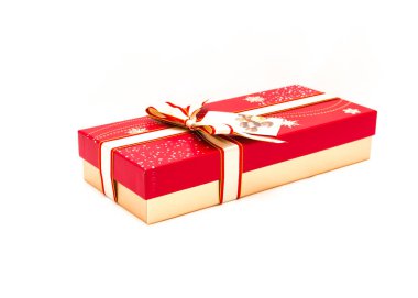 Etiketli kırmızı çikolata kutusu ve beyaz üzerine izole edilmiş kırmızı sarı kurdele.