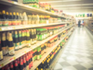 Bulanık arka plan müşterisi Usa 'daki Asya süpermarketinden alışveriş yapıyor.