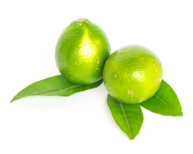 Stüdyo beyaz yapraklı iki Asyalı yeşil limon vurdu.
