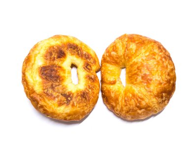 Stüdyo, beyaz üzerine izole edilmiş iki taze Fransız kruvasanı vurdu.