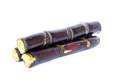 Stüdyo, beyaz üzerine izole edilmiş üç kırmızı şeker kamışı sapı bölümü çekti.