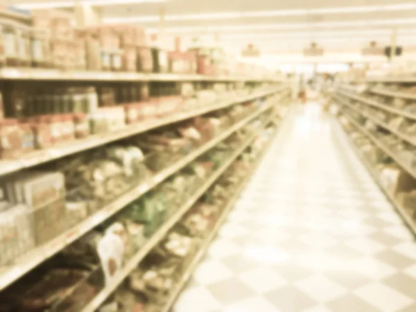 Filtrovaný obrázek rozmazané pozadí uličky a police v asijském supermarketu v USA — Stock fotografie