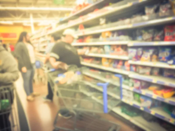 Zamazane tło klientów z zakupów koszyka zapasów cukierki w sklepach spożywczych w Ameryce — Zdjęcie stockowe