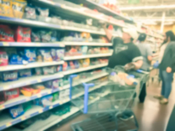 Filtrowane rozmyte tło obrazu różnych klientów zaopatrzyć cukierki w sklepach spożywczych w Usa — Zdjęcie stockowe