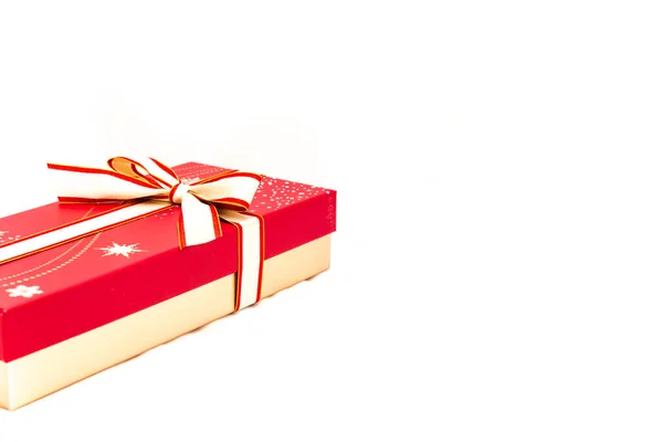 Studio Shot Schokoladenbox mit roter Schleife isoliert auf weißer Nahaufnahme — Stockfoto