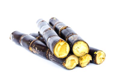 Stüdyo, beyaz üzerine izole edilmiş kırmızı şeker kamışı sapı yığınını vurdu.