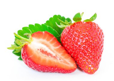 Tam ve yarısı kesilmiş çilek ve yapraklar izole edilmiş beyaz üzerinde.