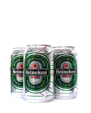 Alüminyum kutu Heineken Birası beyaz arka planda izole edildi