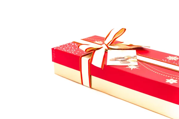 Caja de chocolate rojo con etiqueta y cinta roja amarilla aislada en blanco —  Fotos de Stock