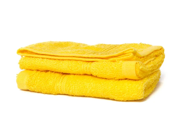 Żółte ręczniki izolowane na białym — Zdjęcie stockowe