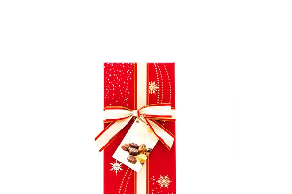 Caja de chocolate rojo con etiqueta y cinta roja amarilla aislada en blanco —  Fotos de Stock