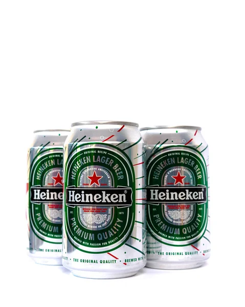 Алюминиевая банка пива Heineken на белом фоне — стоковое фото