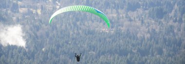 Panoramik Kuzeybatı dağı daima yeşil ve Washington 'daki Tiger Dağı' nda paragliding yapıyor.