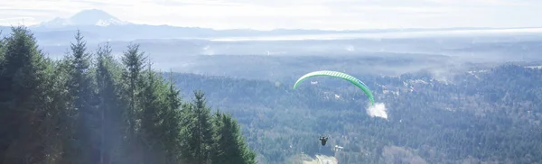 Panoramic Northwest mountain evergreen and Paragliding at Tiger Mountain in Washington, USA — Stock Photo, Image