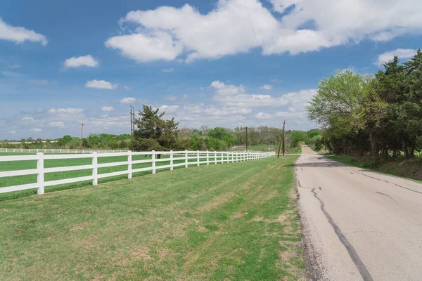 Estrada rural cênica ao longo da cerca branca longa leva a horizontal no céu azul nuvem em Ennis, Texas, EUA — Fotografia de Stock