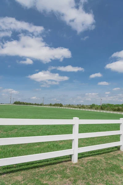 Cerca branca de madeira longa para linha horizontal no céu azul nuvem em terras agrícolas em Ennis, Texas, EUA — Fotografia de Stock