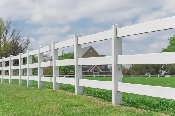 Ondiepe DOF lange witte omheining met onscherpe boerderij ranch op de achtergrond in Ennis, Texas, Verenigde Staten — Stockfoto