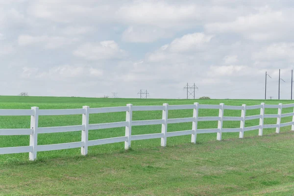 Lunga recinzione bianca in legno a linea orizzontale nel cielo blu nuvola a terreni agricoli a Ennis, Texas, USA — Foto Stock