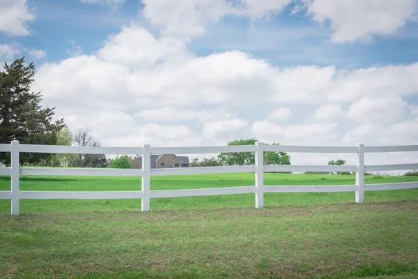 Shallow DOF long white fence with defocused farm house ranch in background in Ennis, Texas, USA — Stock Photo, Image
