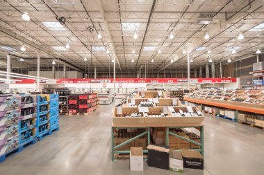 ABD 'deki Costco toptan satış mağazasında çeşitli şarap ve şampanya vitrinlerinde sergileniyor.