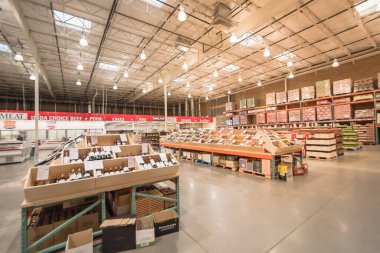 ABD 'deki Costco toptan satış mağazasında çeşitli şarap ve şampanya vitrinlerinde sergileniyor.