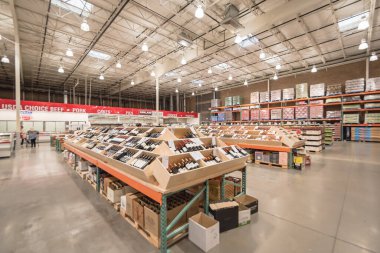 ABD 'deki Costco toptan satış mağazasında çeşitli şarap ve şampanya vitrinlerinde sergileniyor.