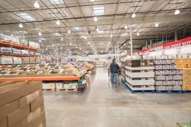 Şarap ve şampanya için alışveriş yapan bir müşteri ABD 'deki Costco toptan satış mağazasında.