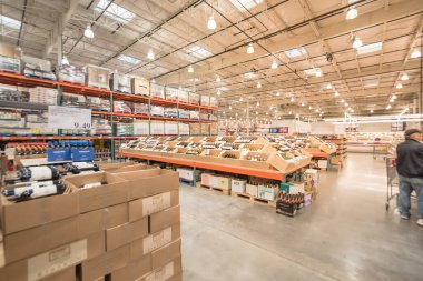 ABD 'deki Costco toptan satış mağazasında çeşitli şarap ve şampanya içeren ahşap ve karton kutular.