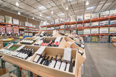ABD 'deki Costco toptan satış mağazasında çeşitli şarap ve şampanya vitrinlerinde sergileniyor.