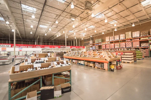 Různé víno a šampaňské v dřevěných krabicích v Costco Velkoobchod v USA — Stock fotografie