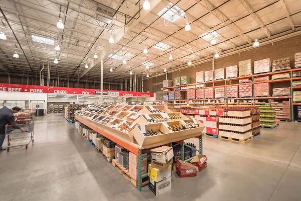 Cliente com carrinho de compras de vinho e champanhe na loja Costco Wholesale nos EUA — Fotografia de Stock