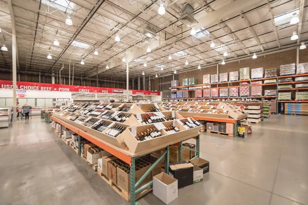 Různé víno a šampaňské v dřevěných krabicích v Costco Velkoobchod v USA — Stock fotografie