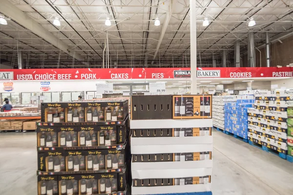 Pila di scatole di cartone con varietà di vino e champagne espositore presso il negozio Costco Wholesale negli Stati Uniti — Foto Stock