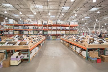 ABD 'deki Costco toptan satış mağazasında çeşitli şarap ve şampanya vitrinlerinde sergileniyor.