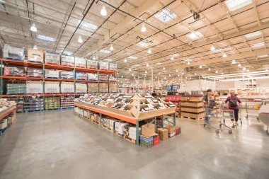 Şarap ve şampanya için alışveriş yapan bir müşteri ABD 'deki Costco toptan satış mağazasında.