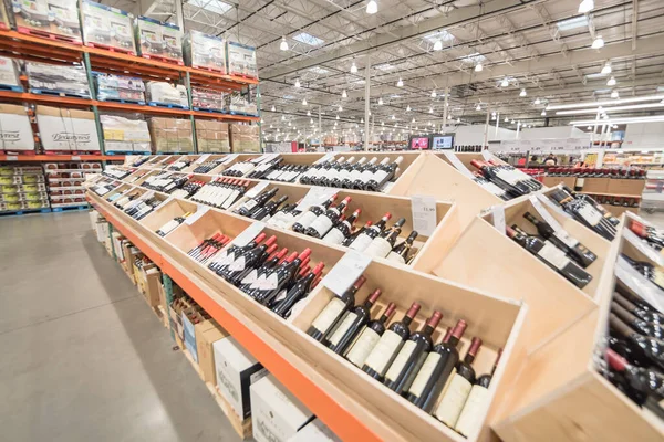 Berbagai tampilan anggur dan sampanye dalam kotak kayu di toko grosir Costco di Amerika Serikat — Stok Foto