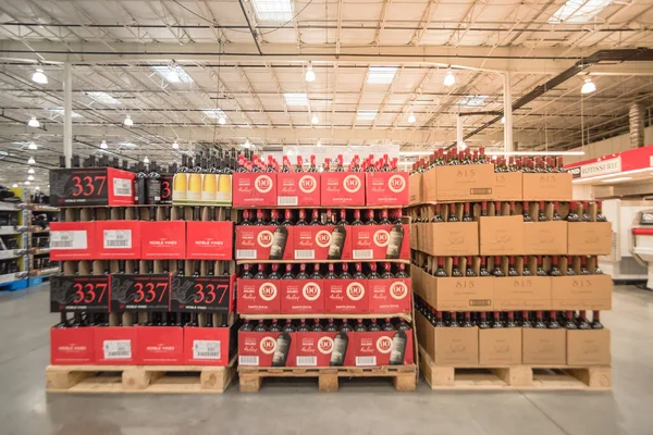 Pila de cajas de cartón con variedad de vino y champán en la tienda al por mayor Costco en Estados Unidos —  Fotos de Stock