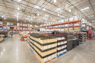 ABD 'deki Costco toptan satış mağazasında çeşitli şarap ve şampanya yığınları.