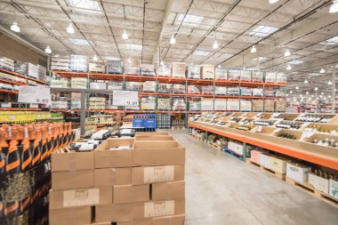 ABD 'deki Costco toptan satış mağazasında çeşitli şarap ve şampanya içeren ahşap ve karton kutular.
