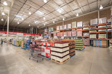 Şarap ve şampanya için alışveriş yapan bir müşteri ABD 'deki Costco toptan satış mağazasında.