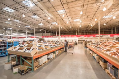 Şarap ve şampanya için alışveriş yapan bir müşteri ABD 'deki Costco toptan satış mağazasında.