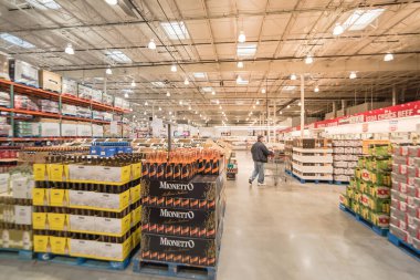 Şarap ve şampanya için alışveriş yapan bir müşteri ABD 'deki Costco toptan satış mağazasında.