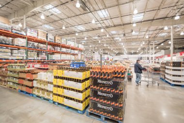 Şarap ve şampanya için alışveriş yapan bir müşteri ABD 'deki Costco toptan satış mağazasında.