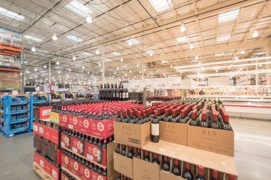 ABD 'deki Costco toptan satış mağazasında çeşitli şarap ve şampanya sergilenen karton kutular.