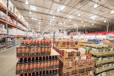 ABD 'deki Costco toptan satış mağazasında çeşitli şarap ve şampanya sergilenen karton kutular.