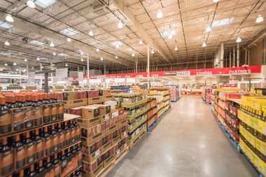 ABD 'deki Costco toptan satış mağazasında çeşitli şarap ve şampanya sergilenen karton kutular.