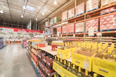 ABD 'deki Costco toptan satış mağazasında çeşitli şarap ve şampanya sergilenen karton kutular.